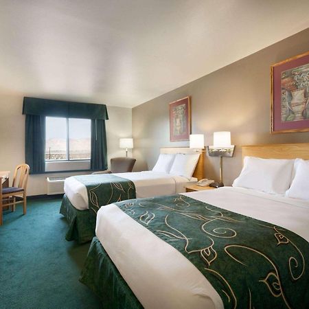 Travelodge By Wyndham Yermo Eksteriør bilde