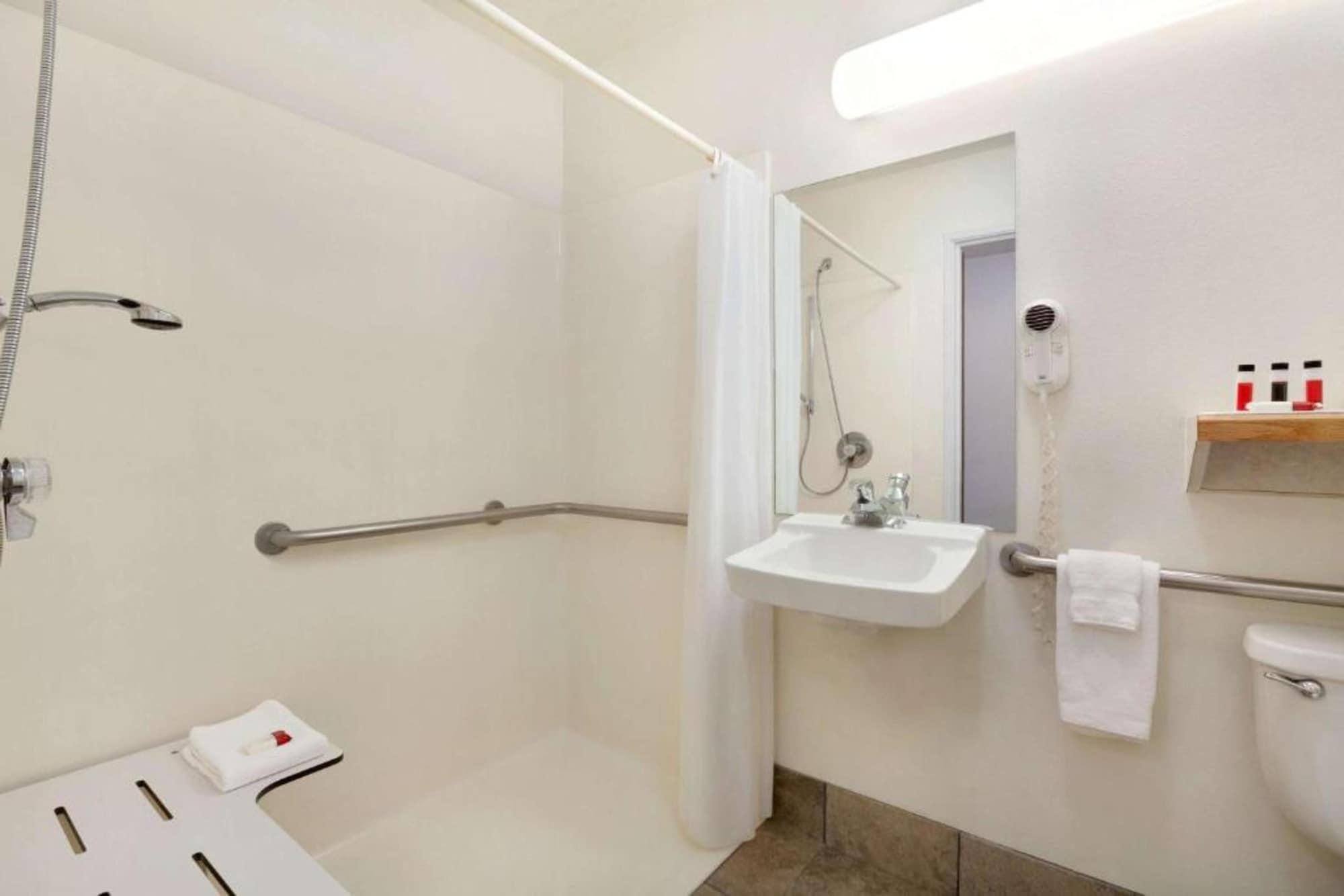 Travelodge By Wyndham Yermo Eksteriør bilde